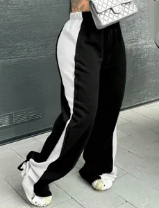 Detailansicht der schwarz-weißen Colorblock-Sweatpants mit weitem Bein und Gummizug