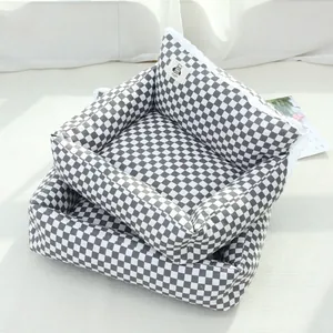 Gezellig zwart-wit schaakbord huisdierbed met elegante witte kantafwerking voor kat en hond