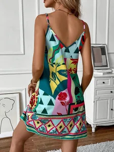 Vue arrière d'une robe caraco imprimée à col en V dans un cadre d'intérieur