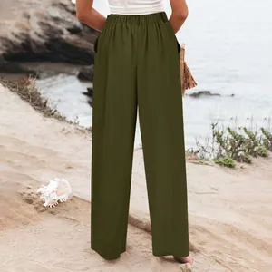 Vista posteriore dettagliata di pantaloni a gamba larga a vita alta verde oliva per donna.