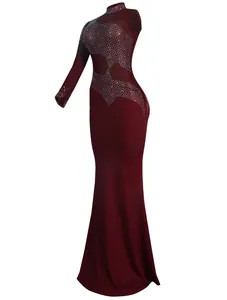 Vista detallada del vestido bordeaux ajustado con pedrería, malla y una manga