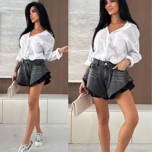 Eleganti pantaloncini di denim a vita alta con orlo a balze e finitura grigia.