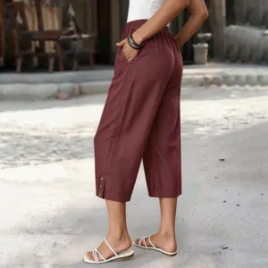 Detailansicht der burgunderroten Culottes mit elastischem Bund und dekorativen Knöpfen.