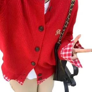 Gilet en tricot rouge élégant avec design faux deux-pièces et poignets à carreaux