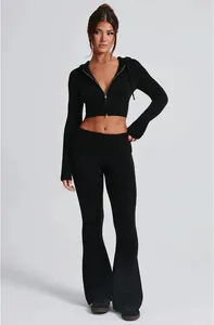 Set due pezzi in maglia nera da donna con crop top con cappuccio e pantaloni a zampa