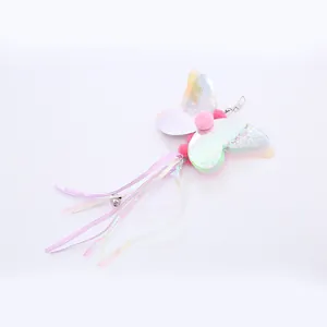 Accessorio farfalla iridescente per canna gatto con nastri rosa e un piccolo campanellino