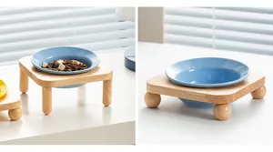 Blaue Keramik-Futternäpfe mit minimalistischen Eichenholzständern in zwei Stilen