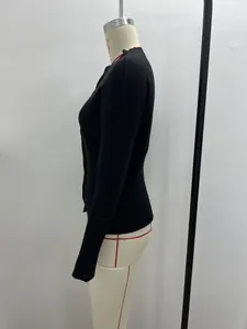 Seitenprofil einer schmal geschnittenen, schwarzen, kurz gestrickten Strickjacke