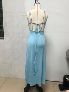 Vista posterior de un vestido largo azul claro sin espalda con lazos en un maniquí
