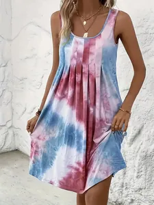 Détail d'une robe sans manches imprimée tie-dye avec motifs bleus et roses vifs