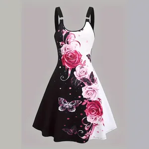 Elegante vestido de verano con estampado de rosas rosas y mariposas en blanco y negro.