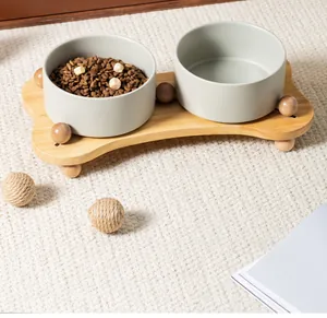 Vista dettagliata di ciotole per animali in ceramica opaca su supporto in rovere