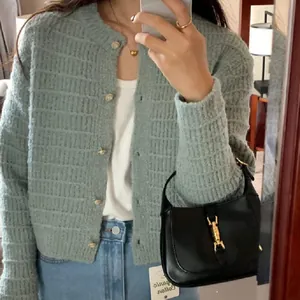 Elegante Franse retro gebreide cardigan in saliegroen met gouden knopen voor