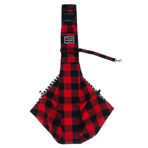 Detailansicht der faltbaren rot-schwarz karierten Haustier-Schultertasche für Katzen