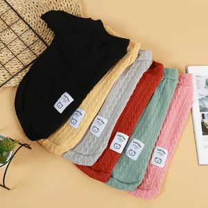 Bunte weiche gestrickte Haustierpullover für Hunde und Katzen mit gemütlichen Requisiten
