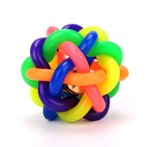 Farbenfroher verflochtener Gummiball mit Glocke für Hunde zum Kauen und Apportieren