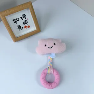 Primo piano di un giocattolo di peluche rosa a forma di nuvola con anello gommato