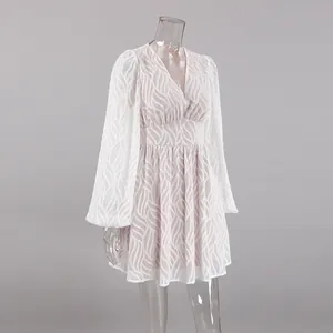 Elegantes weißes Jacquard A-Linien Kleid mit V-Ausschnitt und stylischen Laternenärmeln