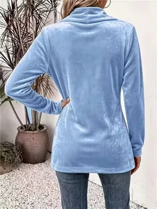 Vista posteriore di top a maniche lunghe in velluto azzurro con texture morbida e collo