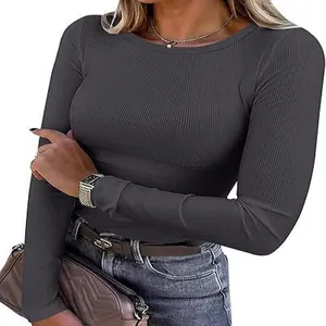 T-shirt élégant pour femmes, gris, coupe ajustée, manches longues et côtelé à col rond chic.