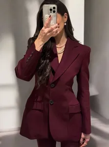 Elegante giacca blazer bordeaux da donna, ideale per l'abbigliamento da ufficio business casual.