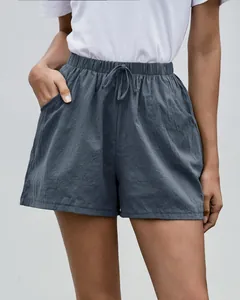 Detalle de los pantalones cortos casuales de lino para mujer con cordón en la cintura.