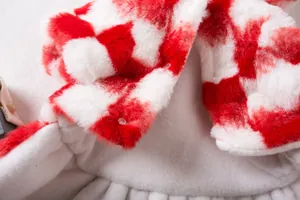 Detalle macro de la tela de felpa a cuadros rojos y blancos con botón de presión claro