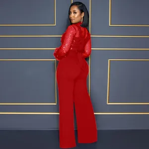 Elegante mono rojo de manga larga con encaje de lentejuelas y pantalones de pierna ancha.
