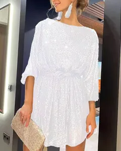 Détail d'une élégante robe de soirée blanche à paillettes avec demi-manches pour les fêtes