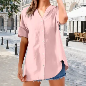 Detailweergave van casual roze dameshemd met opstaande kraag en korte mouwen