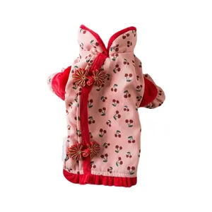 Elegante roze honden-cheongsam met kersenprint en rode pluchen rand voor de winter
