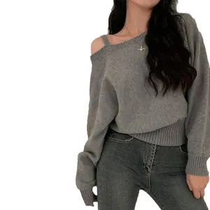 Maglione chic in maglia grigia da donna con design a spalla scoperta e spallina
