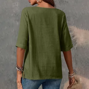 Vista posteriore di una camicetta casual in cotone e lino verde militare da donna a maniche corte