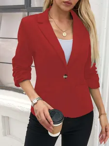 Vue détaillée d'un blazer rouge pour femme avec manches trois-quarts et bouton.