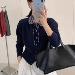 Cardigan en maille bleu marine élégant avec col de chemise à carreaux et nœud décoratif