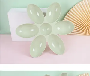 Bloemvormige kattenbak van kunststof met meerdere compartimenten in pastelgroene kleur