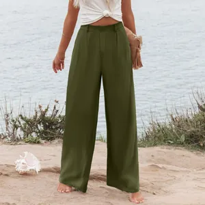 Vista dettagliata di pantaloni larghi verde oliva da donna per un look estivo mare.