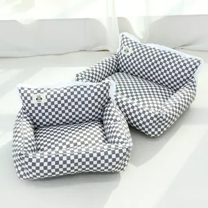 Zwart-wit geblokt huisdierbed met elegante witte kantafwerking voor honden en katten
