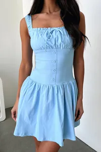 Robe courte corset bleu clair élégante avec encolure carrée et détail de nœud