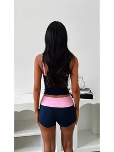 Vue de dos d'un ensemble débardeur et short moulant bleu marine et rose pour femme