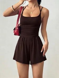 Donkerbruine halter romper met geplooide taille en wijde korte broek voor dames chic