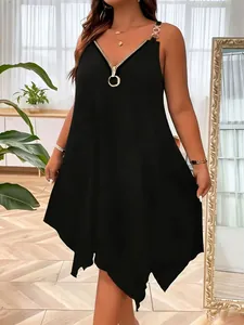 Detalle de vestido negro con cuello en V, cremallera y tirantes de cadena