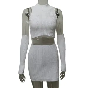 Weißes 3-teiliges Rippstrick-Set mit ärmellosem Crop-Top, Minirock und Ärmelstulpen