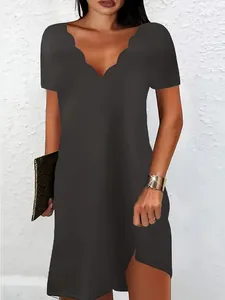 Elegante abito nero a maniche corte con scollo a V smerlato e spacco laterale.