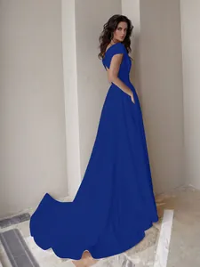 Elegante vestido de noche largo azul real con cola larga y detalle de espalda abierta