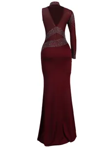 Vista trasera detallada de un vestido de noche burdeos con patrones de strass y paneles de malla