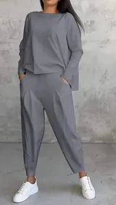Élégant ensemble deux pièces gris avec haut à manches longues et pantalon plissé chic