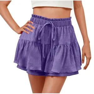 Dettaglio ravvicinato di una gonna-pantalone estiva viola con ruches e coulisse regolabile