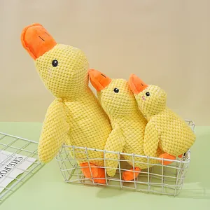 Drei gelbe Cord-Enten-Plüschhunde mit Quietscher, präsentiert in einem Metallkorb.