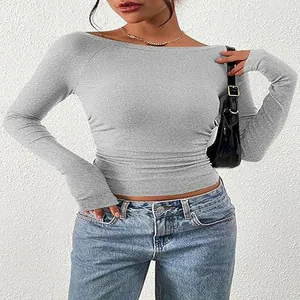 Primo piano di crop top grigio a costine slim fit con scollo a barca per donna